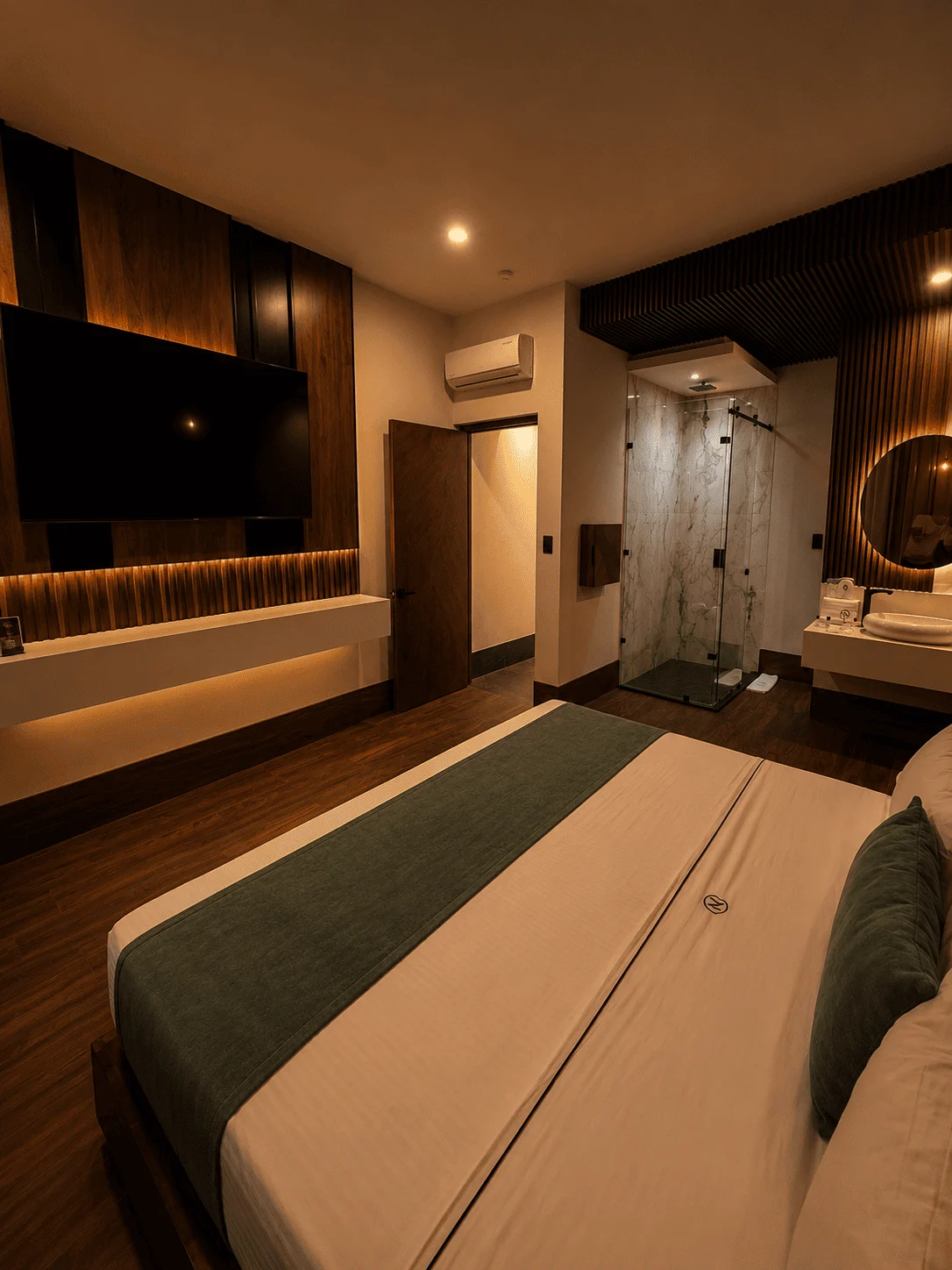Habitación Suite del Numa Motel con cama king size, Smart TV y ducha de mármol