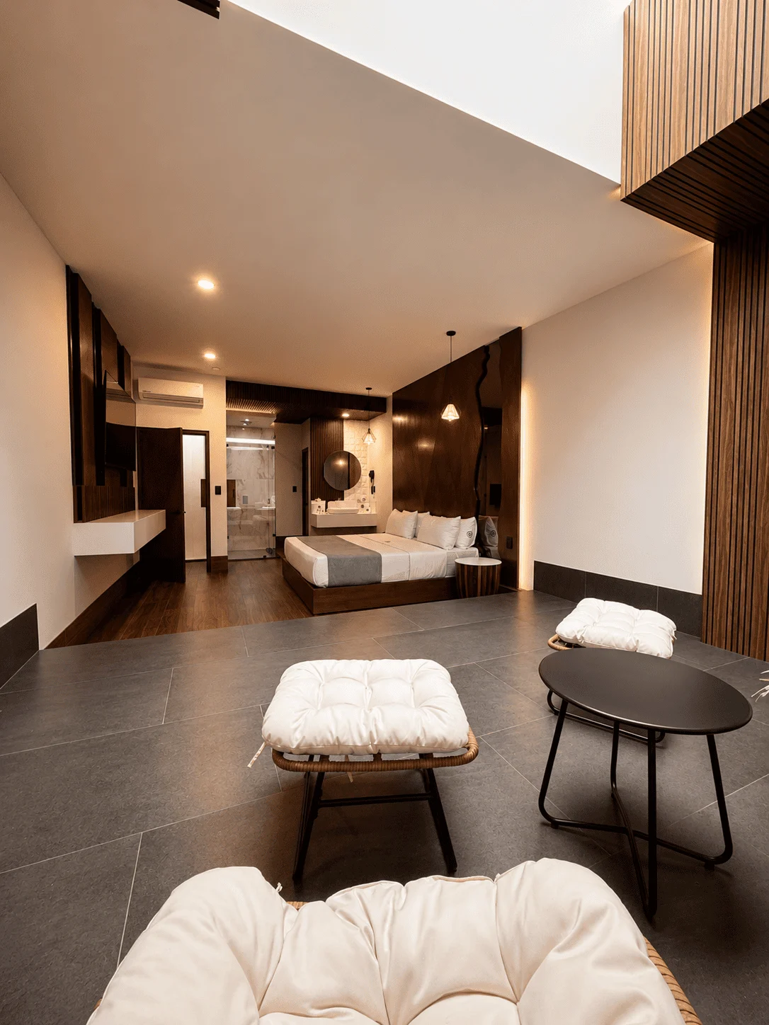 Habitación Terrace del Numa Motel con área de convivencia, doble altura y cama king size